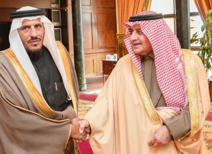 أمير تبوك يستقبل المواطن مطير الضيوفي الذي تنازل عن قاتل ابنه لوجه الله تعالى  