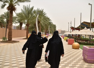  فريق نسائي من بلديتي صامطة وبيش يقف ميدانياً على المشاريع التي تنفذها بلدية صامطة