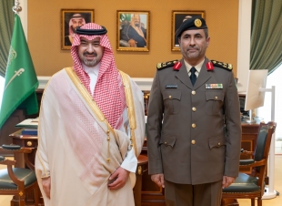 نائب أمير منطقة تبوك يستقبل مدير شرطة المنطقة ويقلد نائب مدير الشرطة ومدير المرور بالمنطقة رتبهم الجديدة  