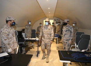 نائب رئيس هيئة الأركان العامة قائد القوات المشتركة المكلف يزور الوحدات الميدانية المرابطة بالحد الجنوبي