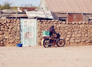 مركز الملك سلمان للإغاثة‬⁩ يقدم حملة إغاثية جديدة لسكان جزيرتي ⁧‫الفشت‬⁩ و ⁧بكلان‬⁩ اليمنيتين