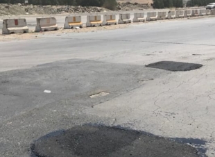 20 طن أسفلت لصيانة شبكات الطرق في حي العكيشية بمكة 