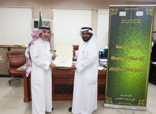 متوسطة ابي دجانة تكرم الزميل سهل مليباري  نظير تغطيته الإعلامية  لفعاليات وأنشطة المدرسة