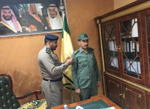 مدير ادارة الدفاع المدني بمحافظة خيبر يقلد الرقيب ناصر مبروك العازمي رتبته الجديده 