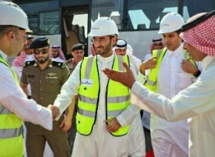 نائب امير مكة يزور ميناء جده الإسلامي