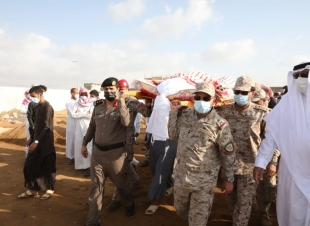 استشهد مدافعًا عن دينه ووطنه بالحد الجنوبي محافظ صامطة وقائد قوة جازان يتقدمان مشيّعي الشهيد الرقيب الحمدي