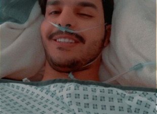 بسبب منشور عن طريق وسيلة من وسائل التواصل الاجتماعي تبرع بكليته لمريض الفشل الكلوي وهو لايعرفه ولاتوجد صلة تربط بين المتبرع والمتبرع له غير هذا المنشور .