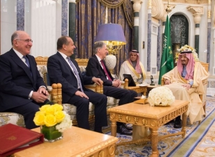 خادم الحرمين الشريفين يستقبل وزير الخزانة البريطاني...