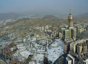 عيون تجوب السماء تتابع انسيابية حركة ضيوف الرحمن