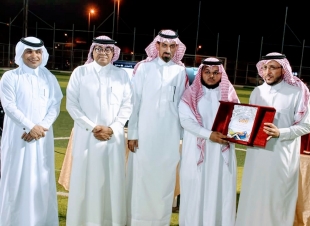 مكتب فرق الأحياء بصامطة يكرم العواف