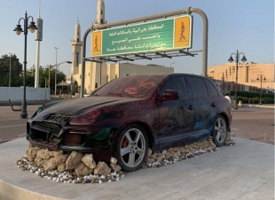 مجسمات السيارات التالفة تثير ضجة في جدة.. 