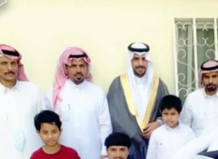 صالح بن خليفه معلناً زفافه ويراعي سبل الوقاية
