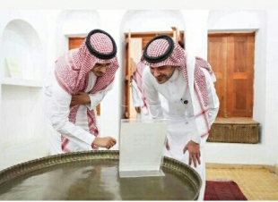 نائب أمير الشرقية يزور بيت البيعة بالأحساء
