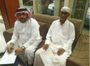 والد الأسرة التي اتخذت الحديقة سكنا لدي زوجتان وبعض الأبناء يعانون بسبب الهوية