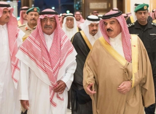 الأمير مقرن بن عبدالعزيز يستقبل المعزين في وفاة الامير منصور