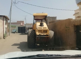 بلدية محافظة الطوال تبدأ تنفيذ مشروع السفلتة في عدد من الأحياء