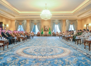 أمير تبوك يستقبل المهنئين بشهر رمضان المبارك  