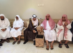 معالي مدير جامعة جازان الاستاذ الدكتور مرعي القحطاني يقوم بتأدية واجب العزاء لأسره الشاب هيثم بن عبدالرحمن بن عيسى الشماخي رحمه الله