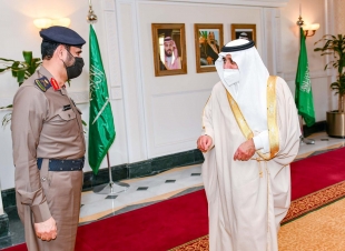 أمير تبوك يقلد مدير الدفاع المدني بالمنطقة رتبته الجديدة 