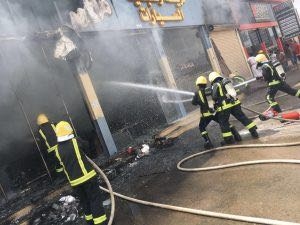 الدفاع المدني يخمد حريقا بأحد المحلات بصامطة