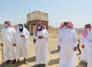 محافظ قلوة يدشن عدداً من المبادرات الخيرية لجمعية الخدمات الإنسانية بمركز باللسود وآل سويدي