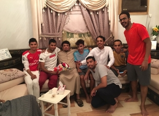 فريق الإنتصار يزور مدربه الفقيري في منزله في العالية بمناسبة نجاح عملية القسطرة