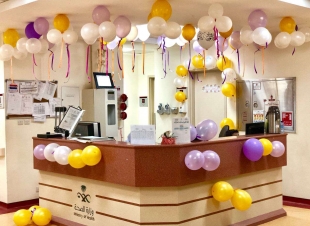 ادارة مستشفى الملك عبدالعزيز بمكة المكرمة  تعايد منسوبيها المكلفين والمرضى