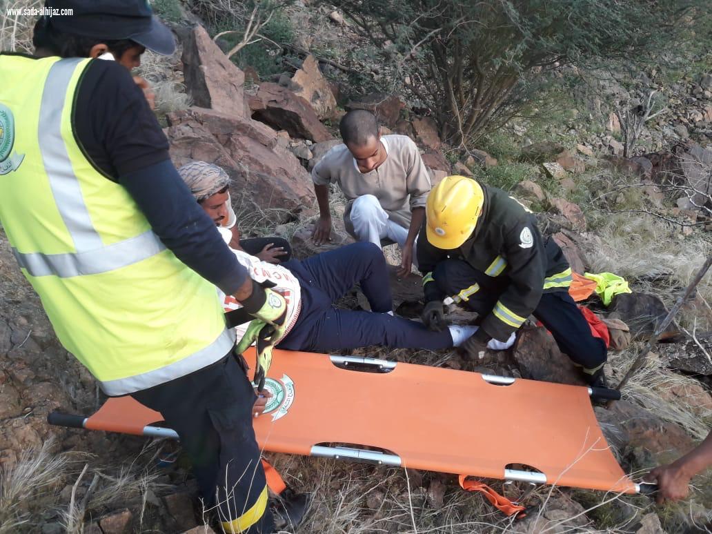 مدني بدر ينقذ مواطن اربعيني علق بجبل رحقان بقرية المسيجيد