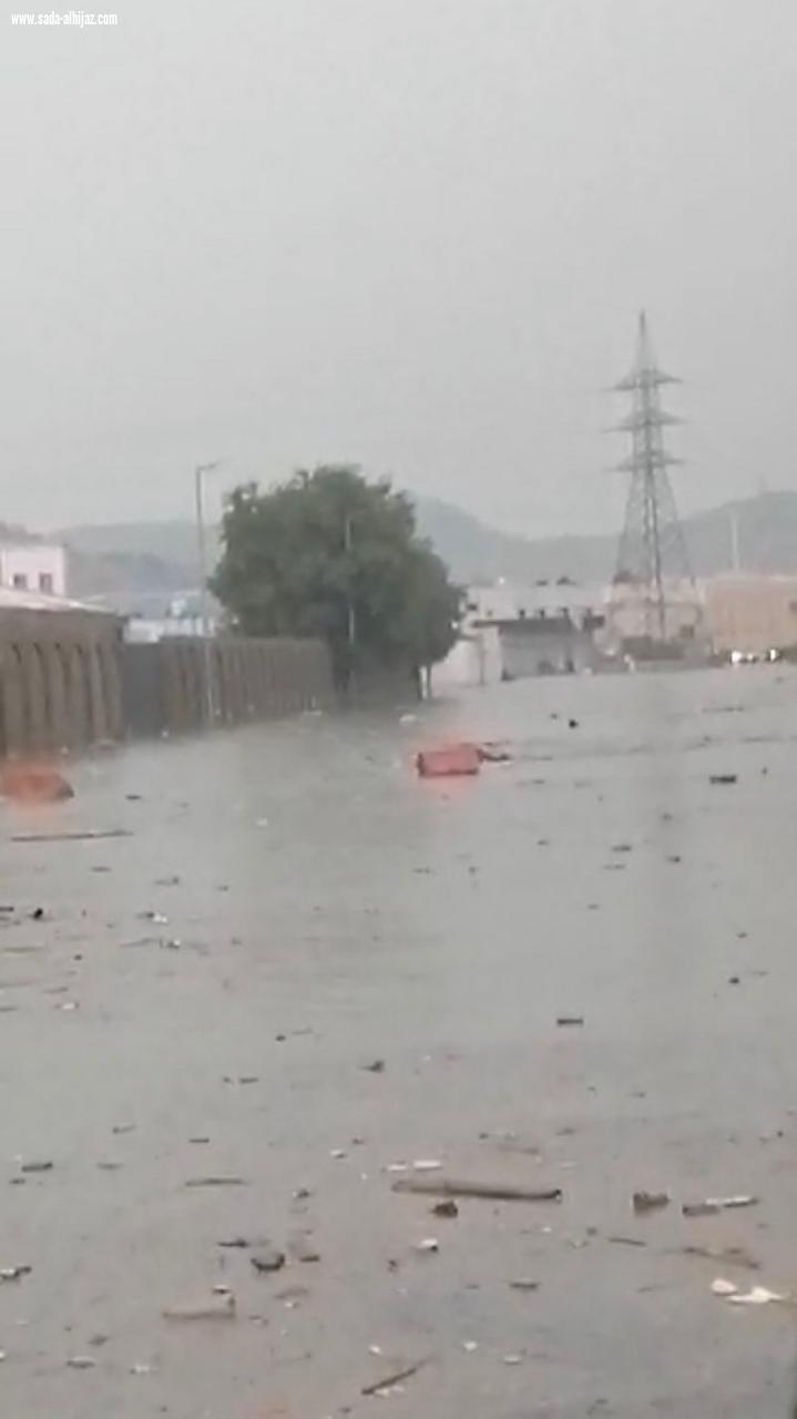 أمطار تحتجز أهالٍ وتغمر مركبات.. مأساة 