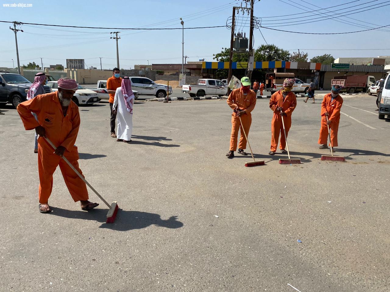 محافظ بيش يوجه بمعالجة سوق الخضار والفاكهة بمركز مسلية و البلدية مع الأهالي يستحدثون سوقا مؤقتا