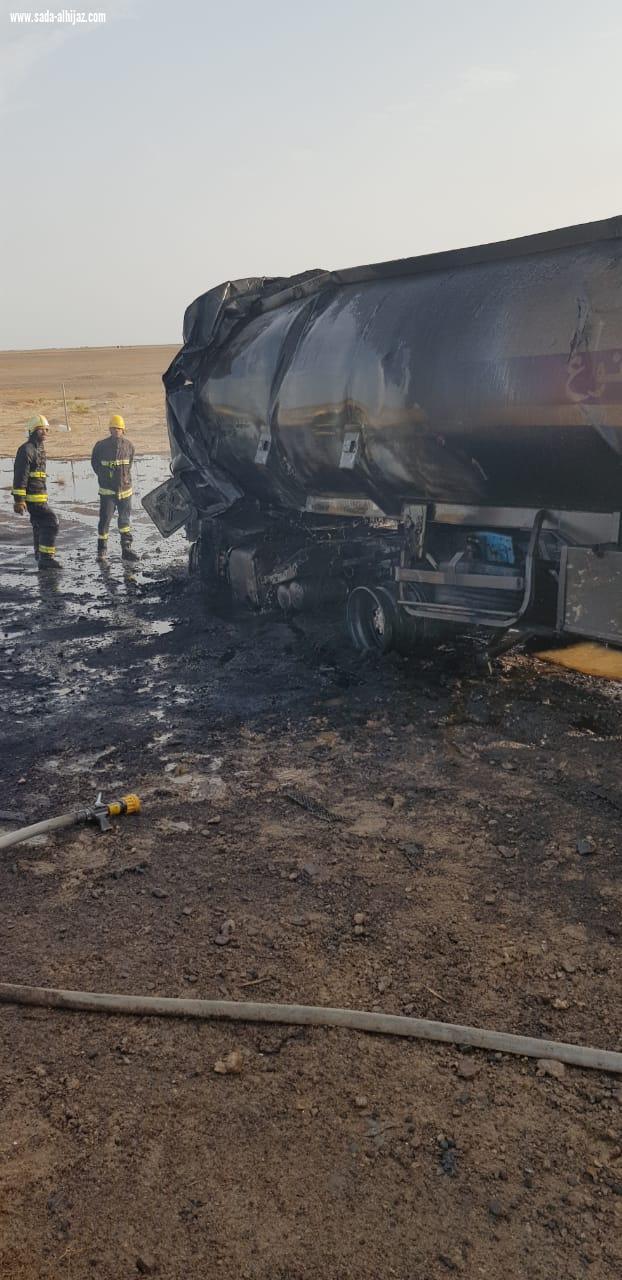اندلاع النيران بناقلة زيت في الرايس طريق ينبع..جدة ووفاة سائقها
