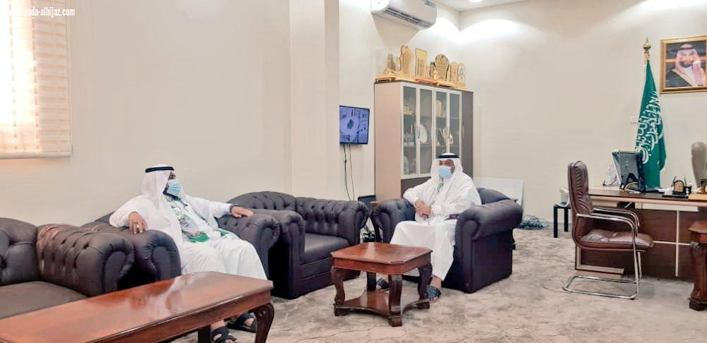 محافظ صامطة يستقبل مدير مكتب التعليم بالمحافظة لتهنئته باليوم الوطني الـ90