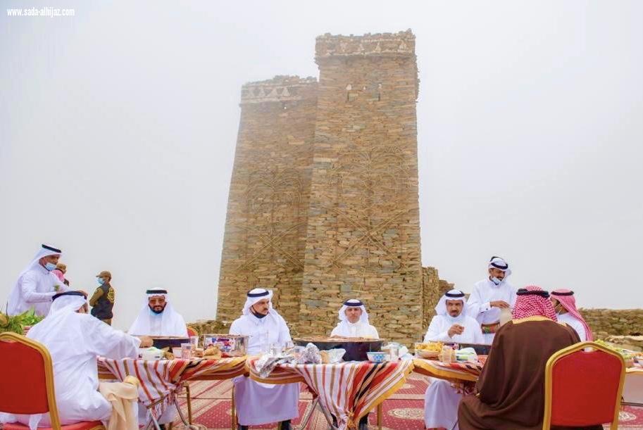 السياري” يزور متحف الأخوين الذي أنشأه الشاب محمد بن مسفر الغامدي بقرية الملد التراثية