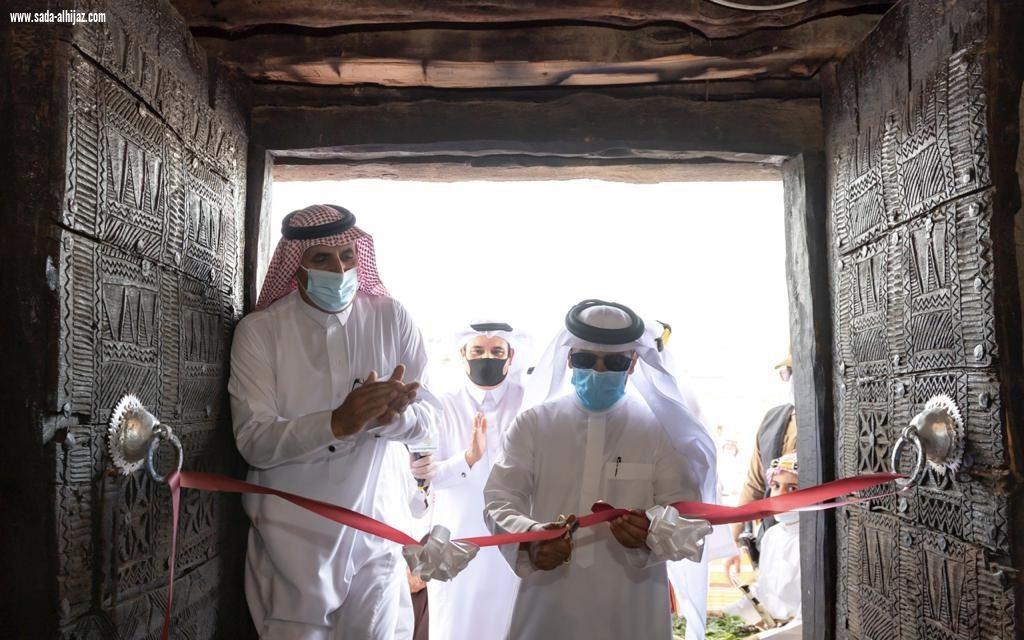 السياري” يزور متحف الأخوين الذي أنشأه الشاب محمد بن مسفر الغامدي بقرية الملد التراثية