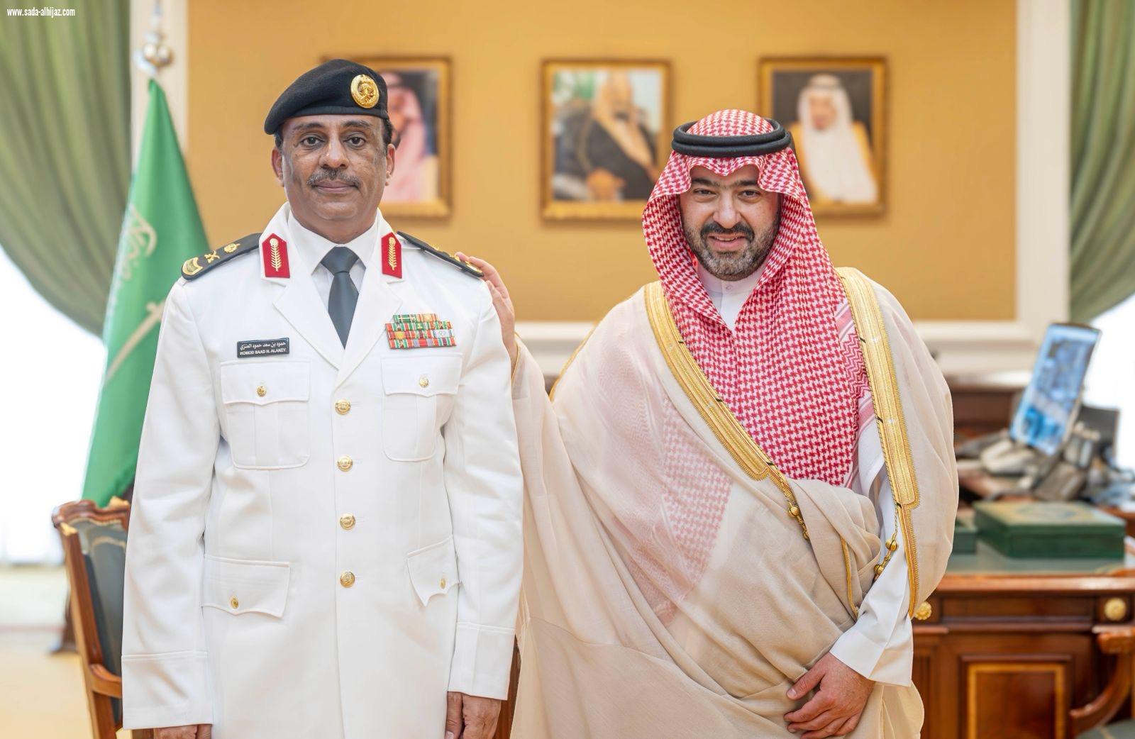 نائب أمير تبوك يستقبل قائد حرس الحدود بالمنطقة ويقلد اللواء العنزي رتبته الجديدة