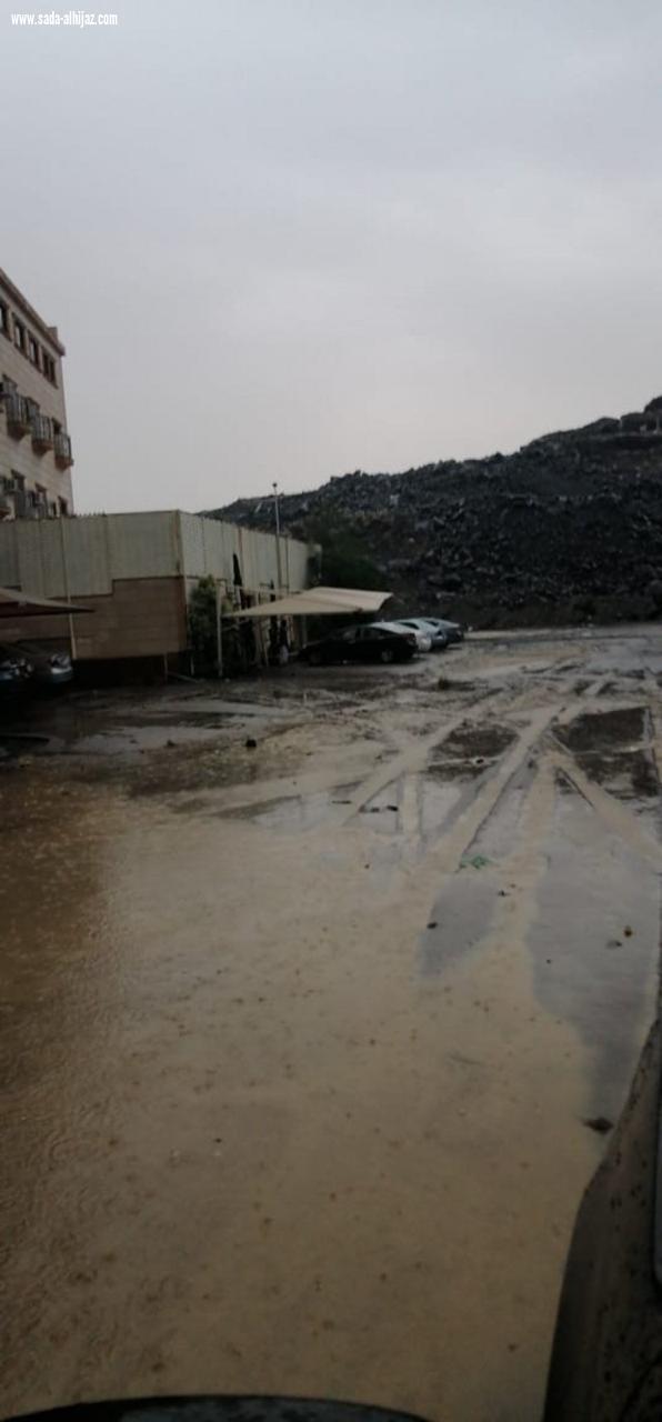 أمطار تحتجز أهالٍ وتغمر مركبات.. مأساة 