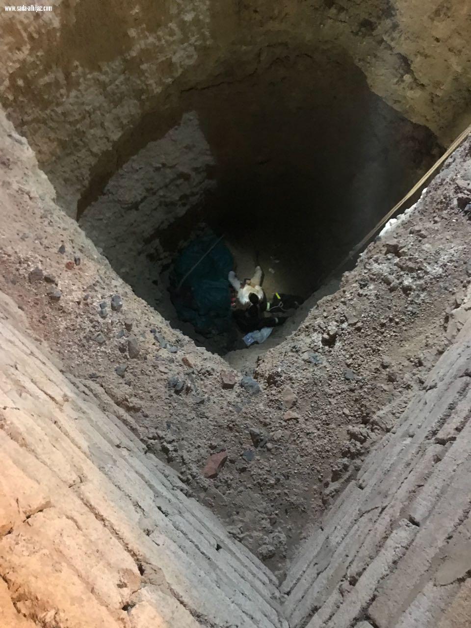 مدني خيبر ينقذ شابًّا سقط في بئر مهجورة بقرية العشاش