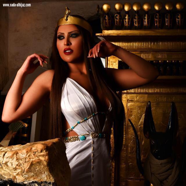 إطلالة الفنانة زينة العلمي ملكة جمال الأردن بالزي الفرعوني في القرية الفرعونية