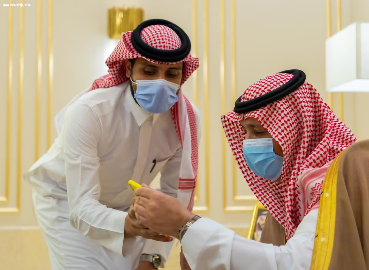 امير منطقة الباحة يتسلم التقرير السنوي لانجازات ومبادرات مجلس شباب المنطقة