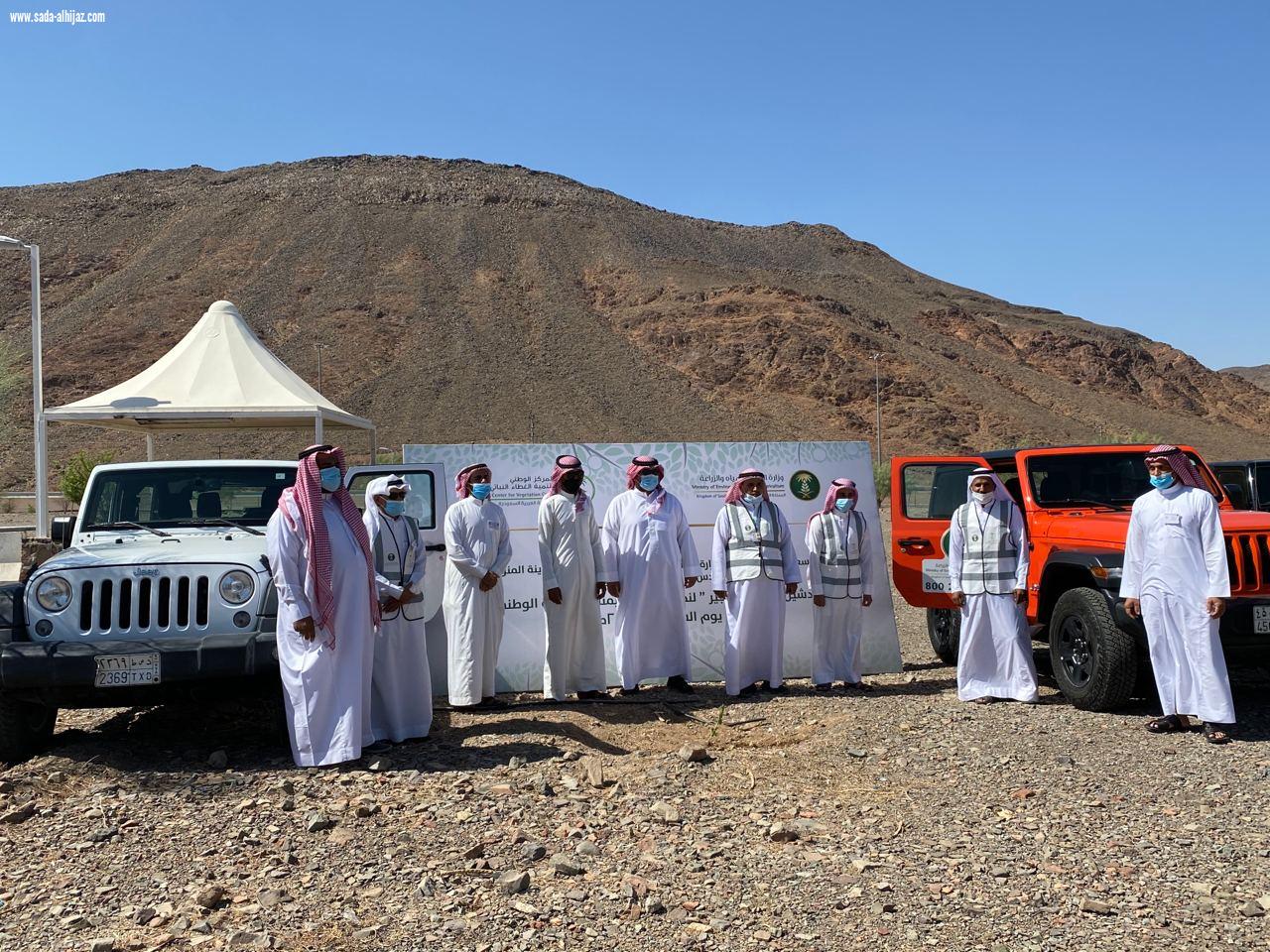 *فرع  وزارة البيئة والمياه والزراعة بمنطقة المدينة المنورة   يستكمل حمله لنجعلها خضراء في المنتزه الوطني بطريق تبوك بالمدينة المنورة  