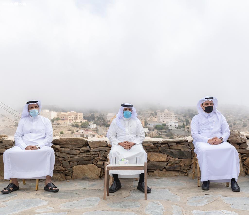 السياري” يزور متحف الأخوين الذي أنشأه الشاب محمد بن مسفر الغامدي بقرية الملد التراثية