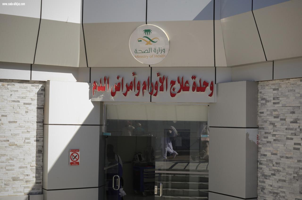 بمناسبة اليوم العالمي للسرطان 2019 : معالي رئيس المجلس الاستشاري للجمعية الخيرية لرعاية مرضى السرطان بالمدينة المنورة (أحياها) يزور المرضى المنومين في مستشفى الملك فهد