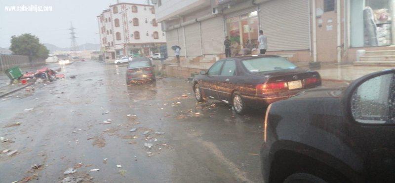 أمطار تحتجز أهالٍ وتغمر مركبات.. مأساة 
