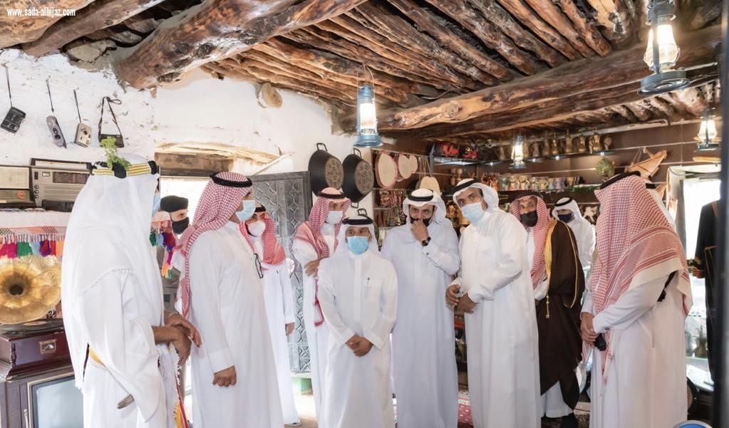 السياري” يزور متحف الأخوين الذي أنشأه الشاب محمد بن مسفر الغامدي بقرية الملد التراثية