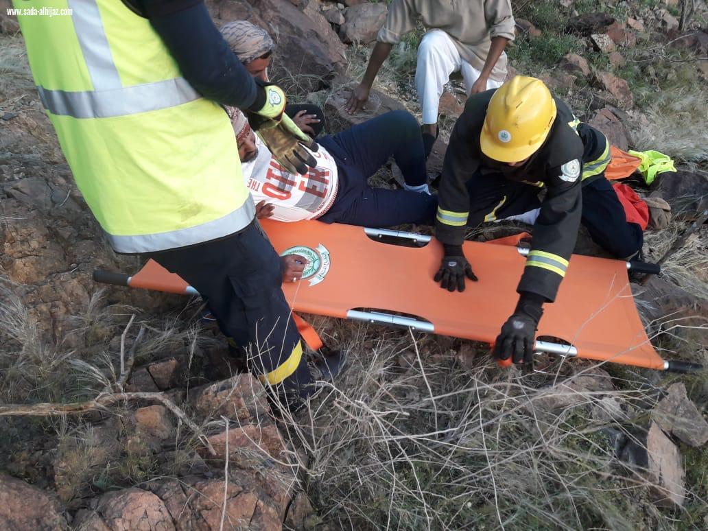 مدني بدر ينقذ مواطن اربعيني علق بجبل رحقان بقرية المسيجيد