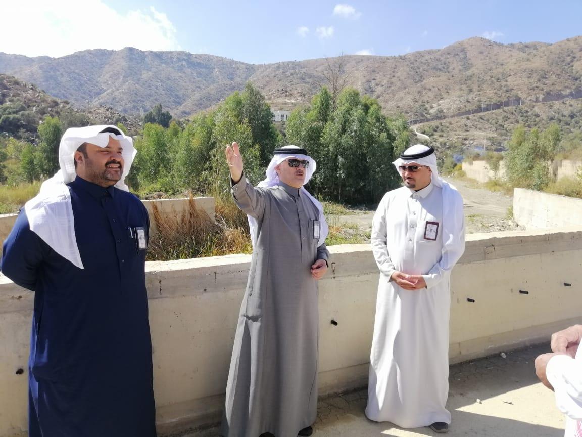 محافظ المندق يتفقد سد مدهاس