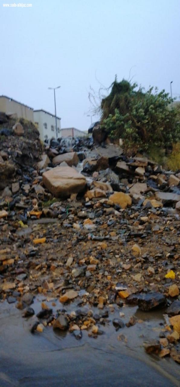 أمطار تحتجز أهالٍ وتغمر مركبات.. مأساة 