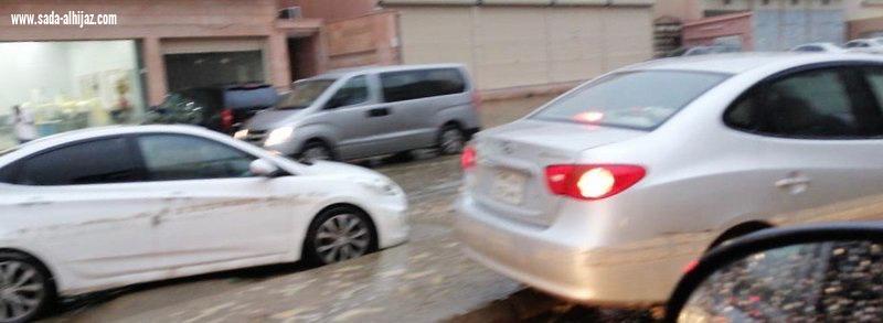 أمطار تحتجز أهالٍ وتغمر مركبات.. مأساة 