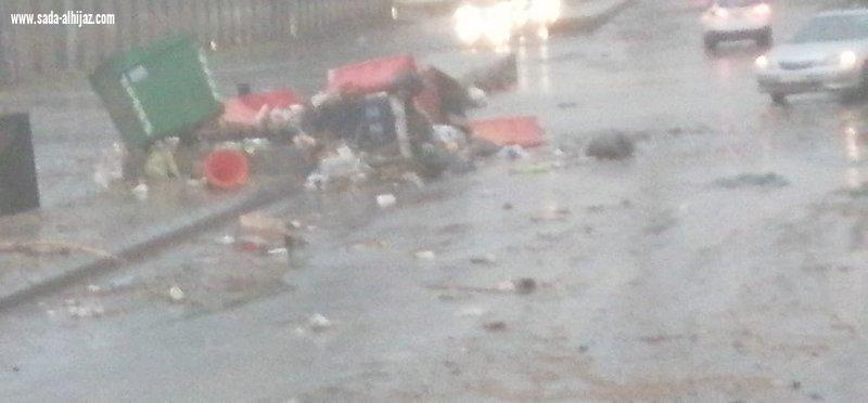 أمطار تحتجز أهالٍ وتغمر مركبات.. مأساة 