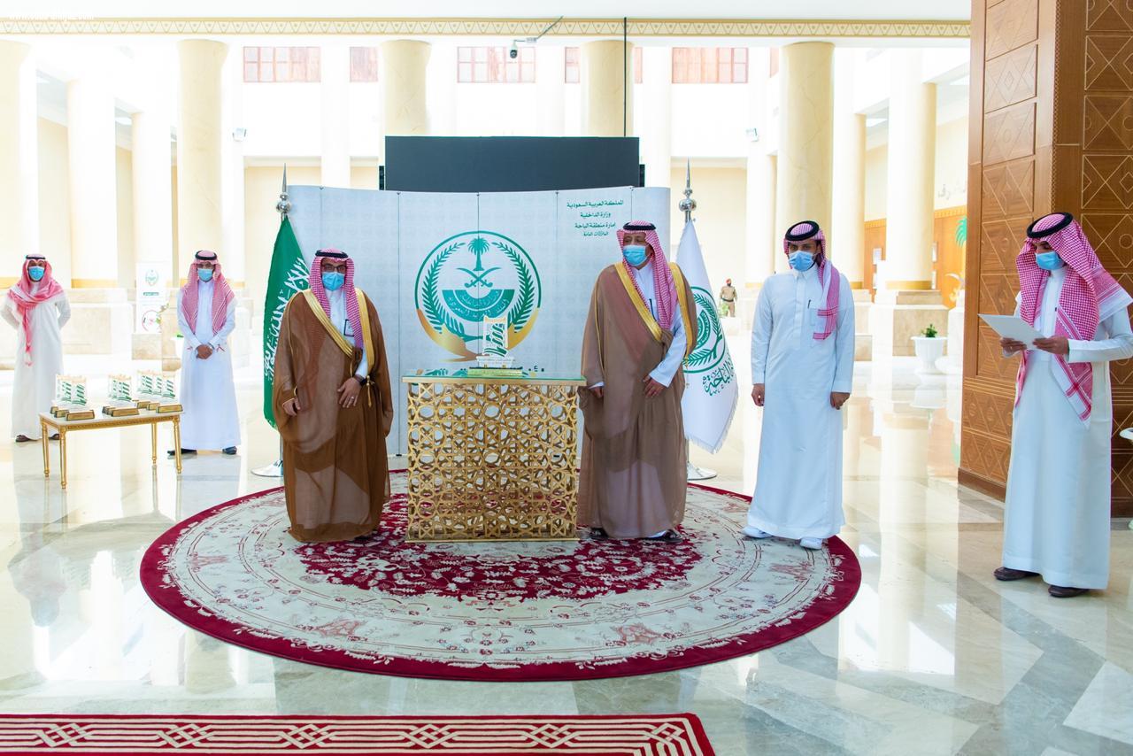 امير منطقة الباحة يتسلم التقرير السنوي لانجازات ومبادرات مجلس شباب المنطقة